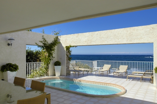 La superbe piscine de la villa Cala Rossa face au phare d'Ile Rousse